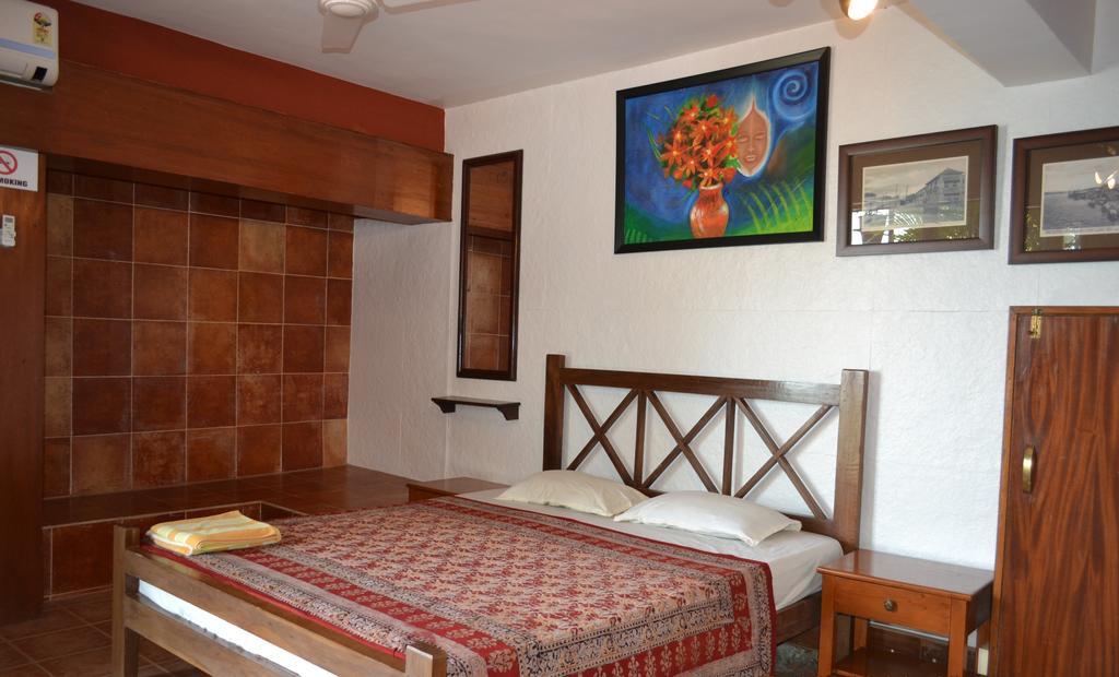 Casa Tropicana - Hotel & Homestays باناجي الغرفة الصورة